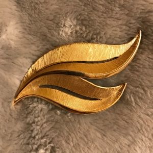 Vintage leaf pin brushed golden textured finish.